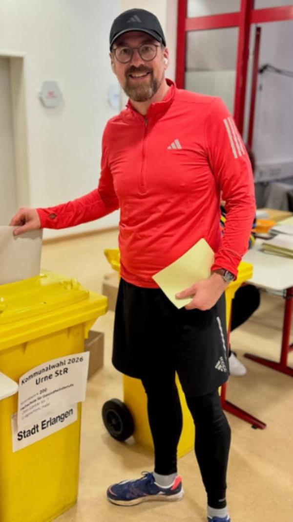 „Eine Runde laufen – direkt ins Wahllokal“, für den aktuellen Erlanger OB Florian Janik wird es heute doppelt sportlich, denn der Platzhirsch muss um seinen Sitz im Rathaus kämpfen. Den Amtsinhaber vom Thron zu stoßen hat sich Jörg Volleth (CSU) zur Aufgabe gemacht.