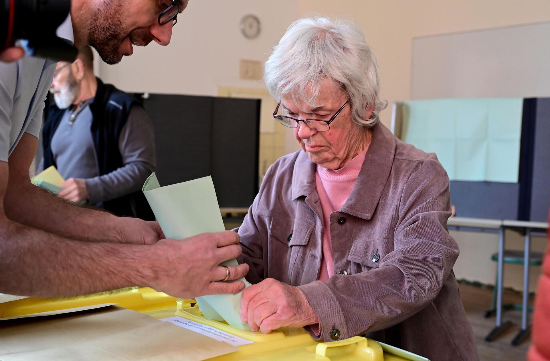 Zahlreiche freiwillige Wahlhelfende sorgen auch in diesem Jahr wieder dafür, dass vor Ort alles funktioniert. Die betreuen die Wahllokale und unterstützen bei der Auszählung der Stimmen.