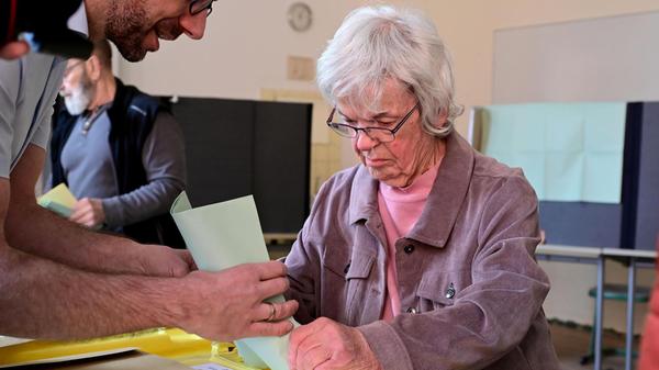 Zahlreiche freiwillige Wahlhelfende sorgen auch in diesem Jahr wieder dafür, dass vor Ort alles funktioniert. Die betreuen die Wahllokale und unterstützen bei der Auszählung der Stimmen.