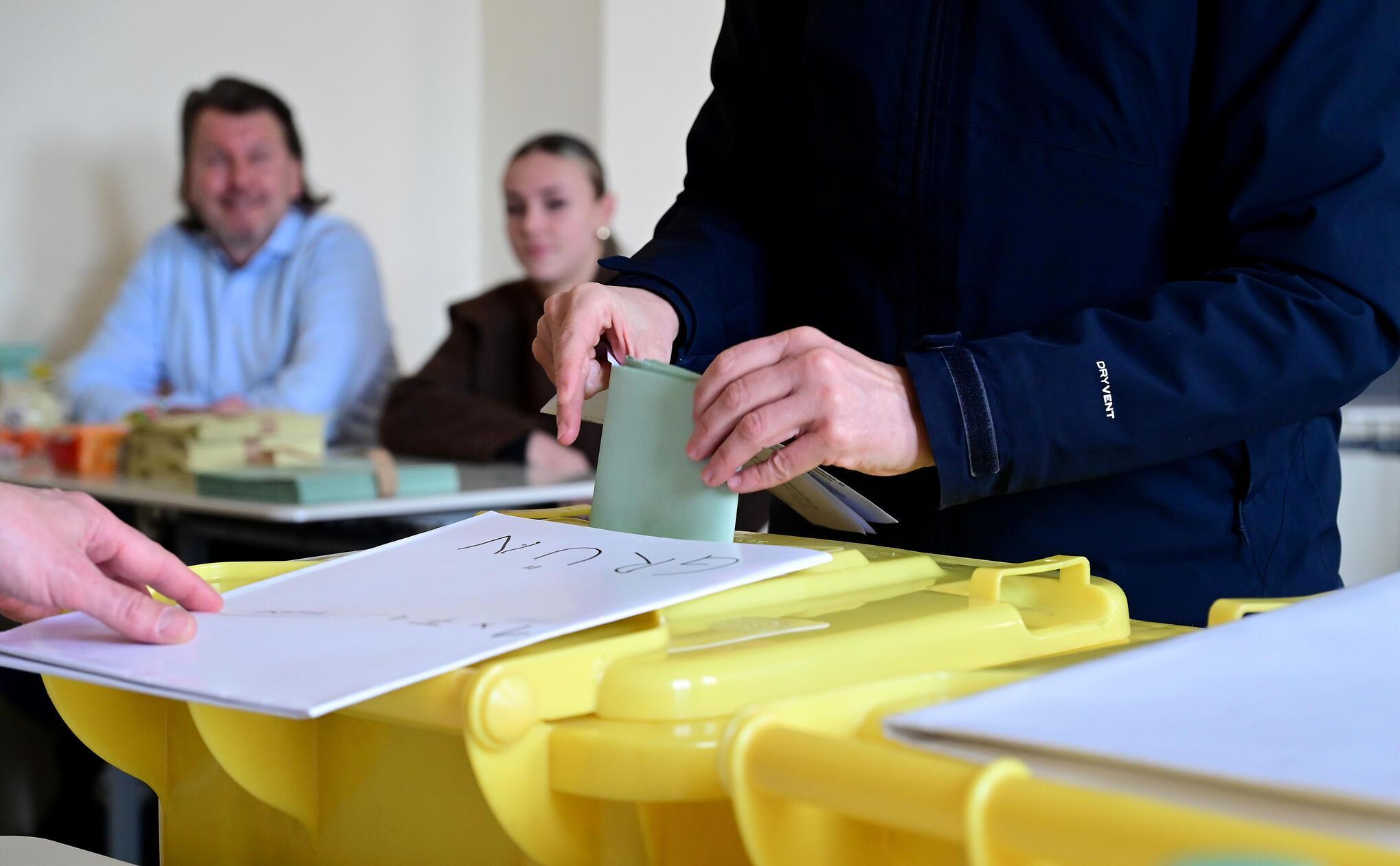 Eine halbe Stunde später, ab circa 18.30 Uhr, ist mit den ersten Ergebnissen zu rechen - zunächst aus kleineren Gemeinden. Der Großteil der Wahlergebnisse zu Oberbürgermeistern und Landräten wird voraussichtlich zwischen 19 und 22 Uhr eintreffen.