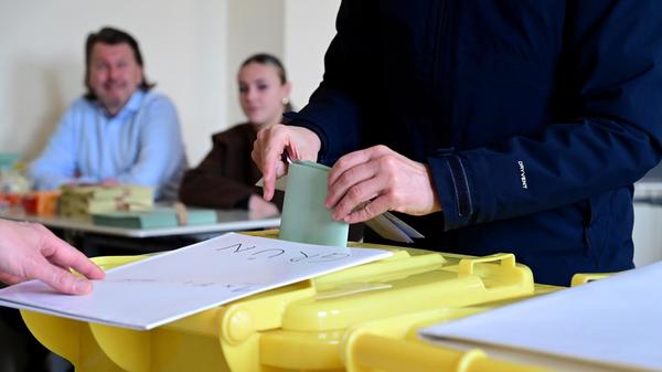 Eine halbe Stunde später, ab circa 18.30 Uhr, ist mit den ersten Ergebnissen zu rechen - zunächst aus kleineren Gemeinden. Der Großteil der Wahlergebnisse zu Oberbürgermeistern und Landräten wird voraussichtlich zwischen 19 und 22 Uhr eintreffen.