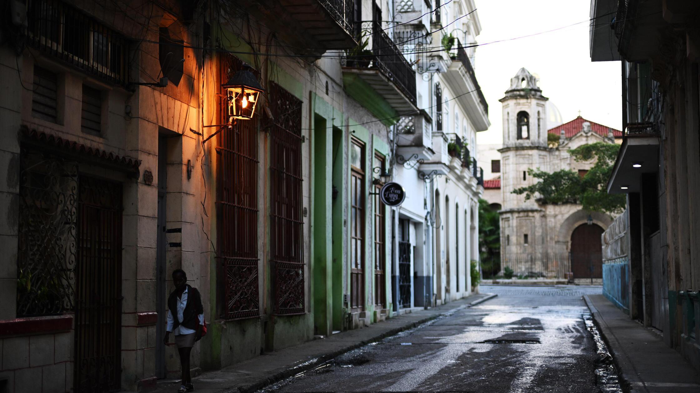 Daily life in the shadow of struggling economy in 