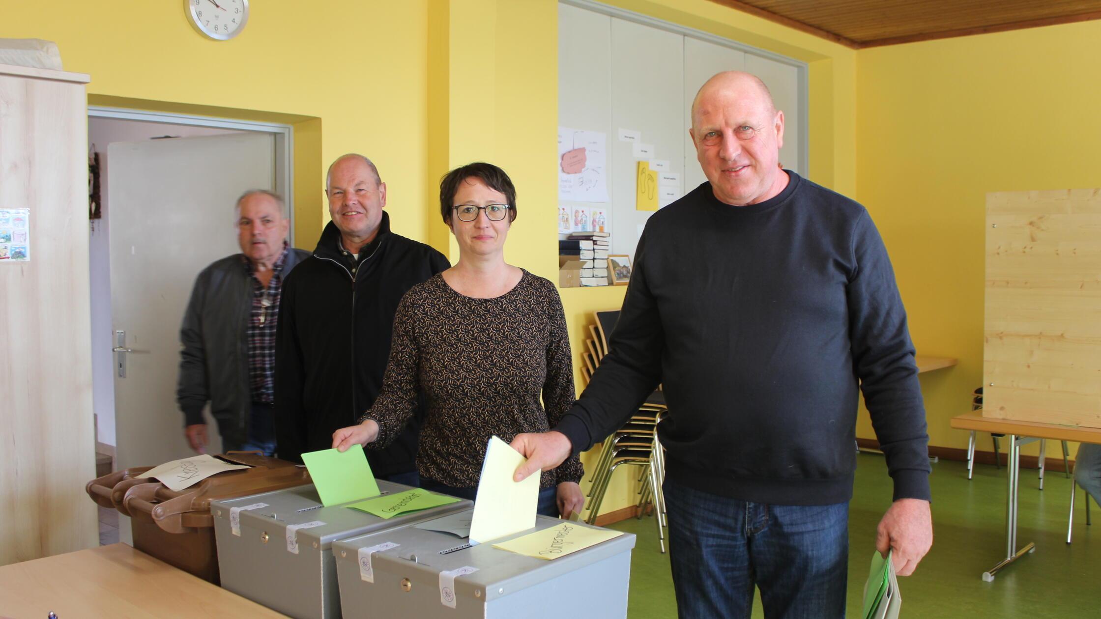 Gerhard Amslinger bei Stimmabgabe in Ursheim