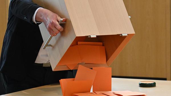 04.02.2026, Thüringen, Erfurt: Die Stimmzettel wer