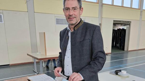 Günter Ströbel bei der Stimmabgabe