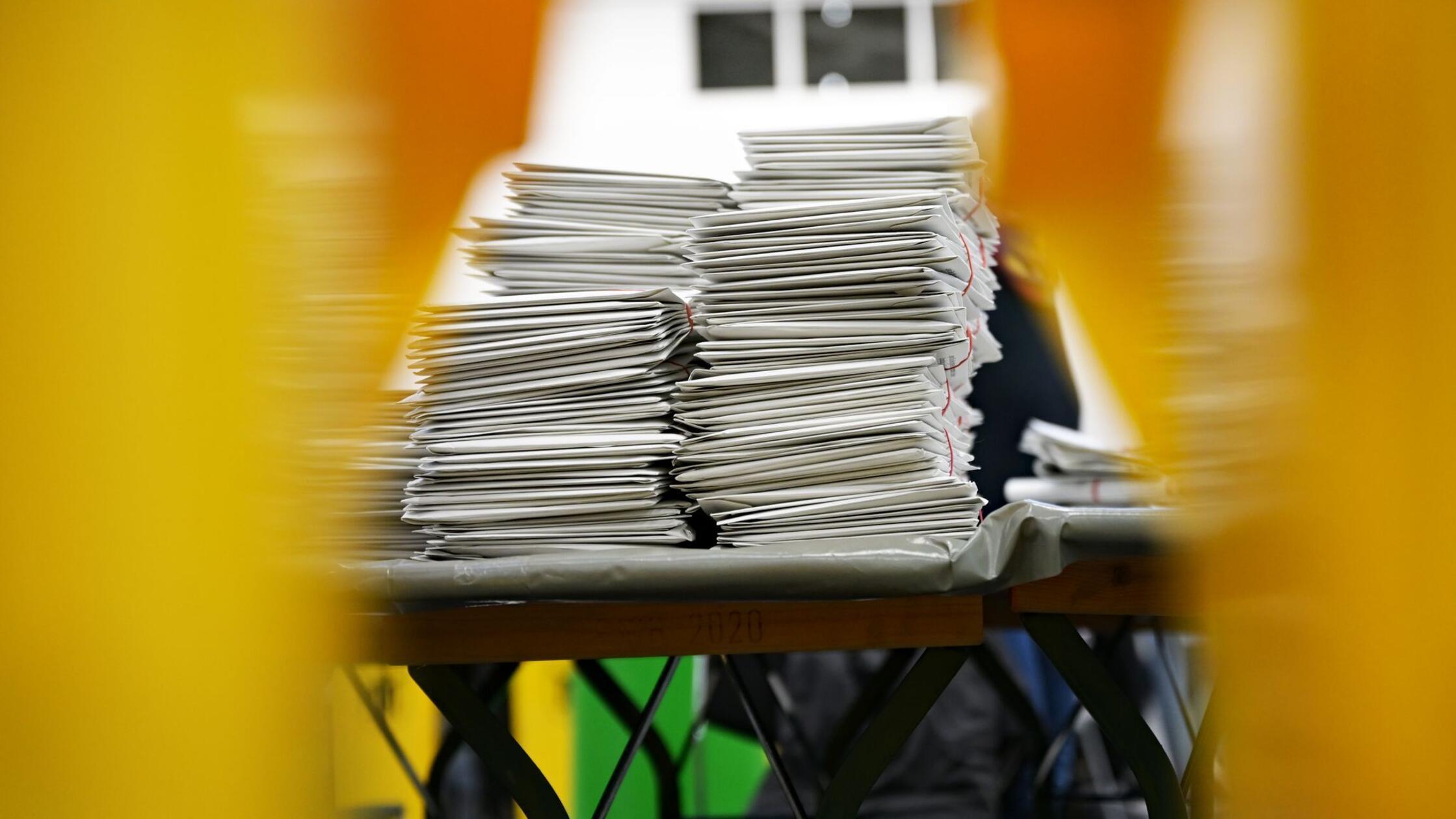 Wahlhelfer bereiten im Briefwahlzentrum Messe Riem