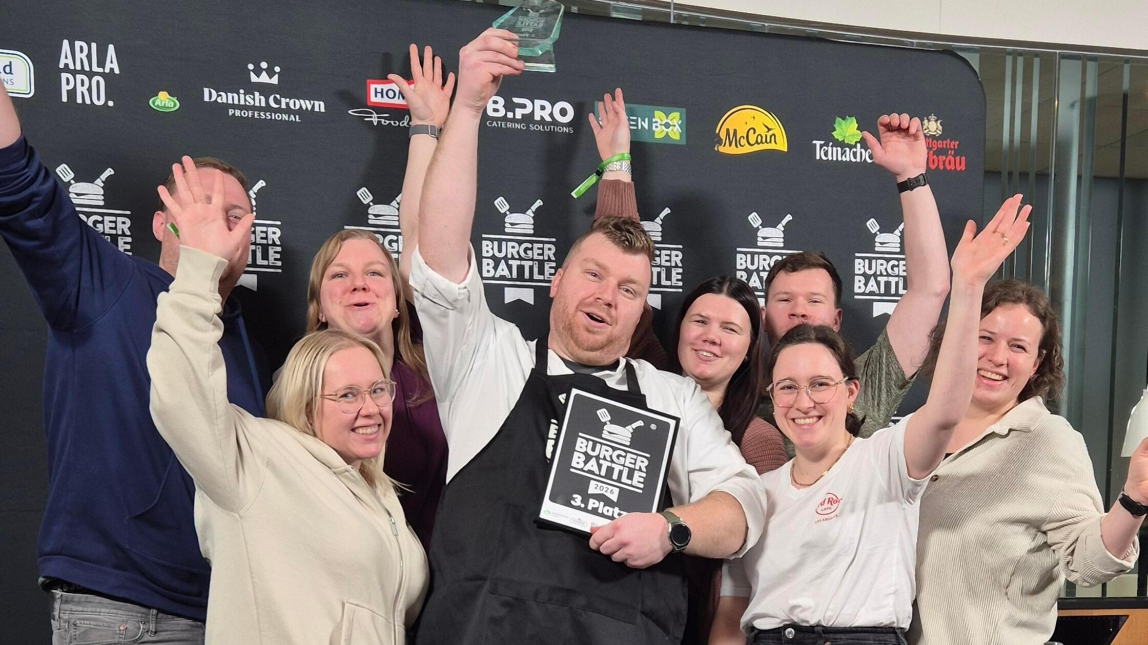 Bastian Heider (Mitte mit Schürze) und seine Freun