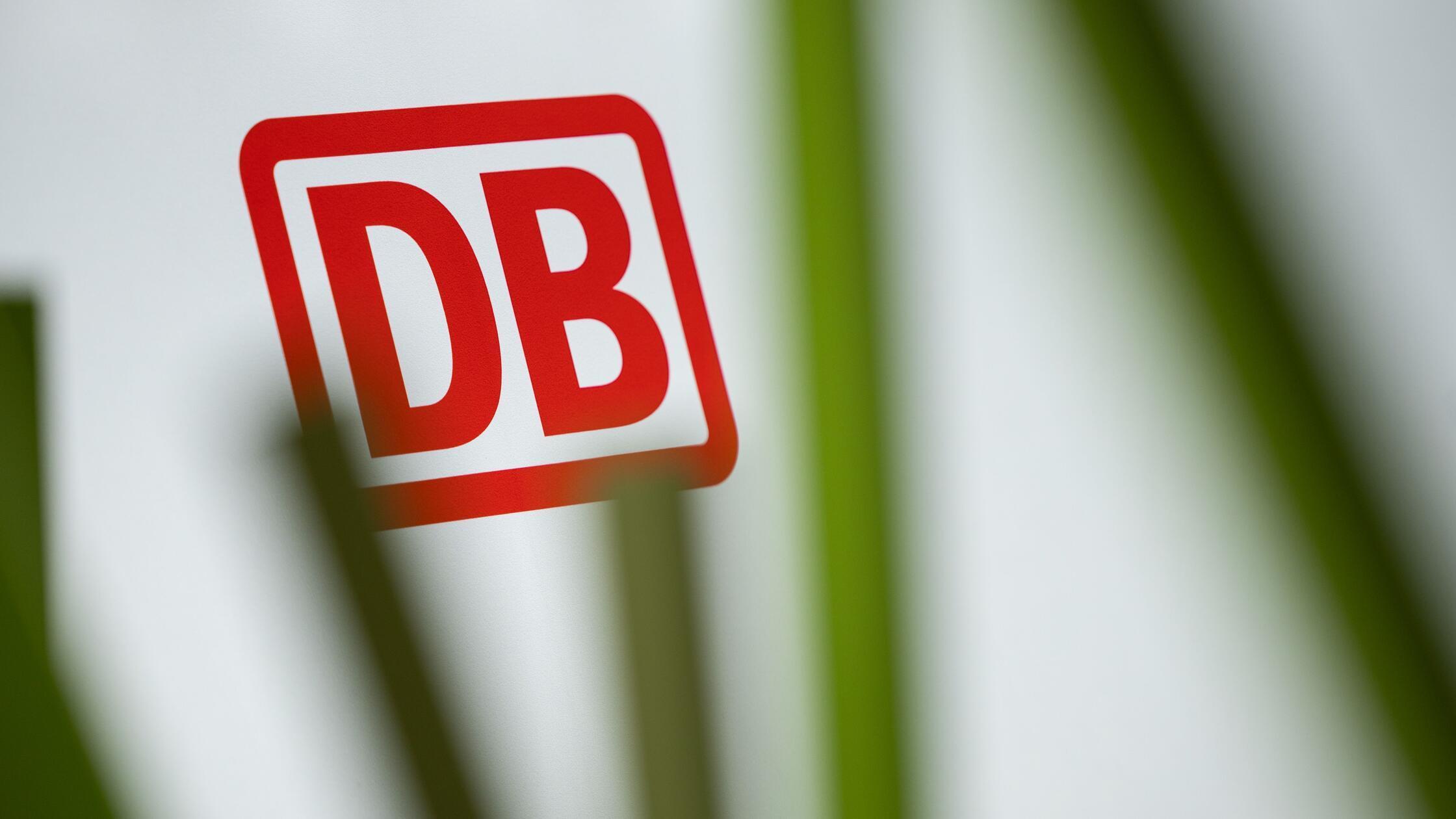 Blick auf ein Logo der Deutschen Bahn (zu dpa: «Fa