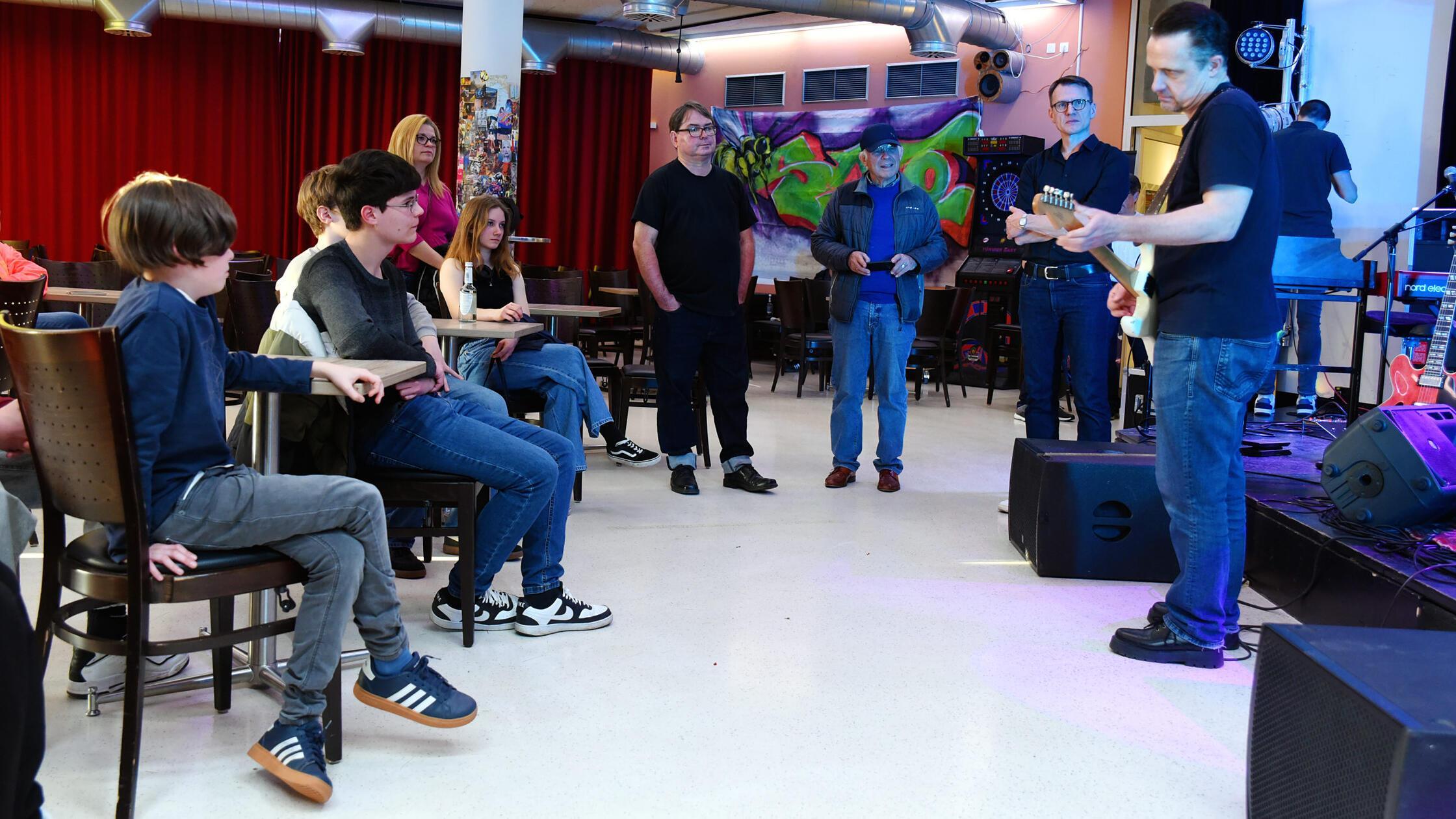 "Meet the Star" im G6: Kai Strauss gab Musikschüle