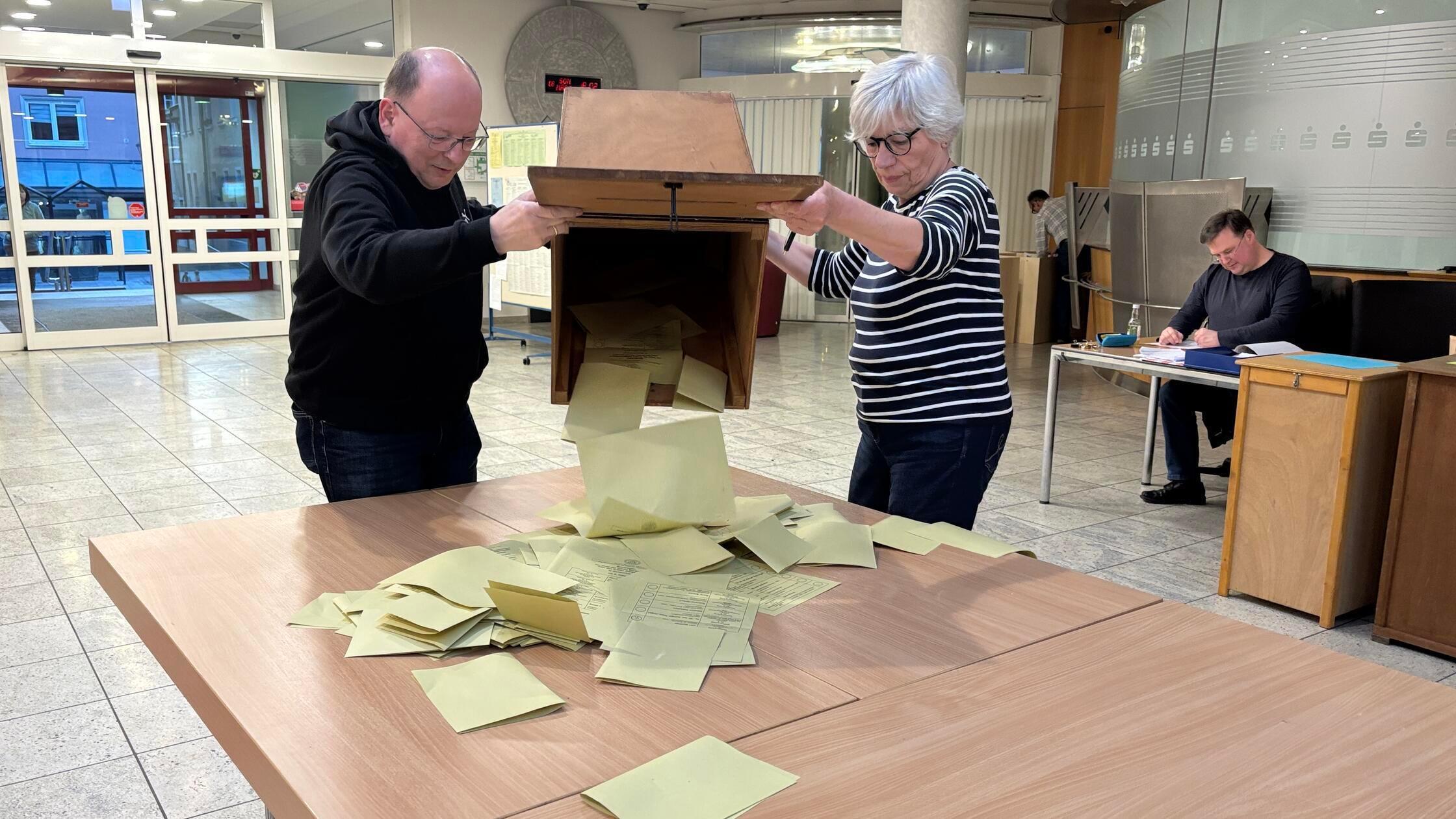 Kommunalwahl 2026 Urne auskippen Sparkasse