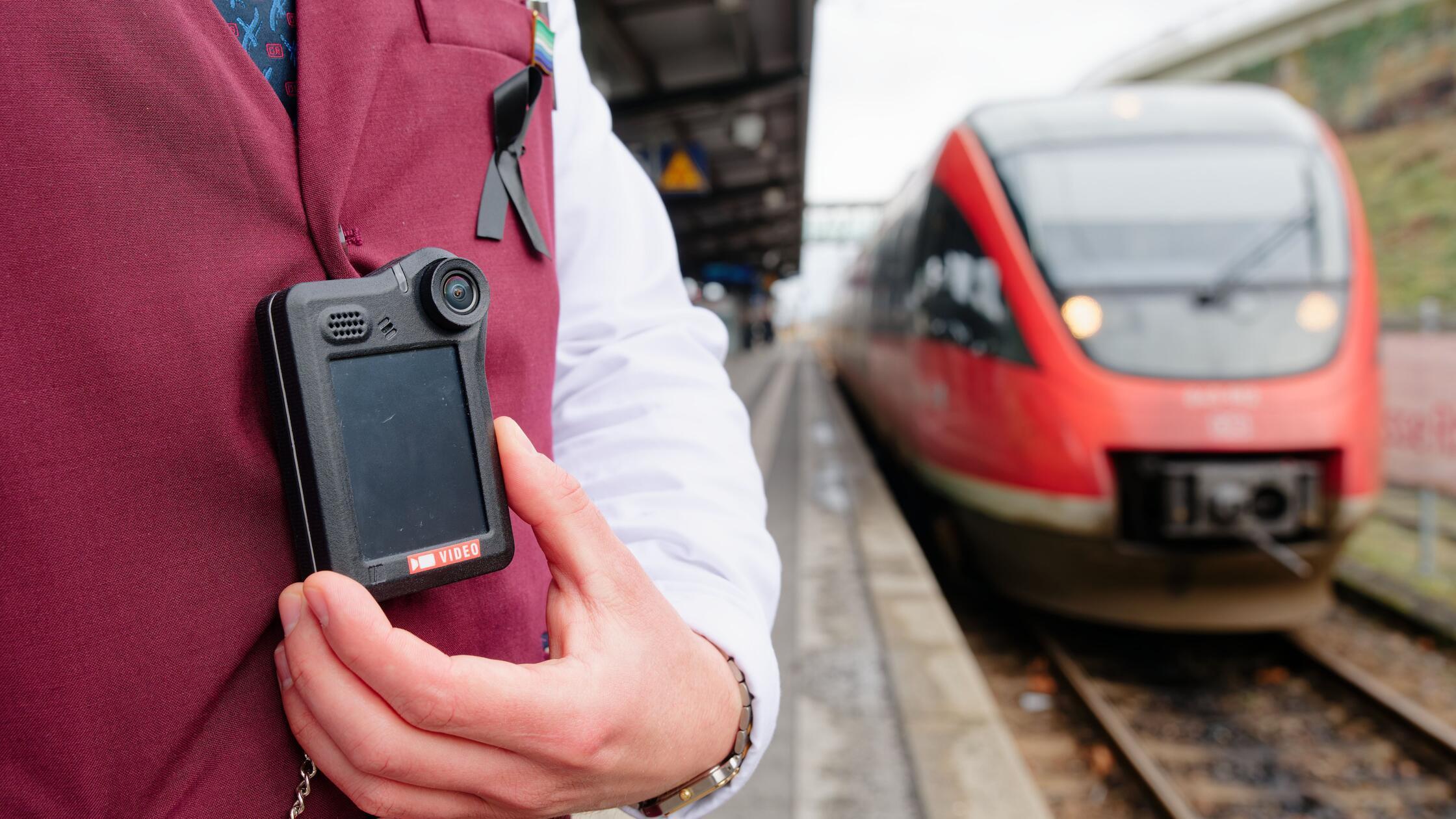Ein Kundenbetreuer steht bei einem Pressetermin de
