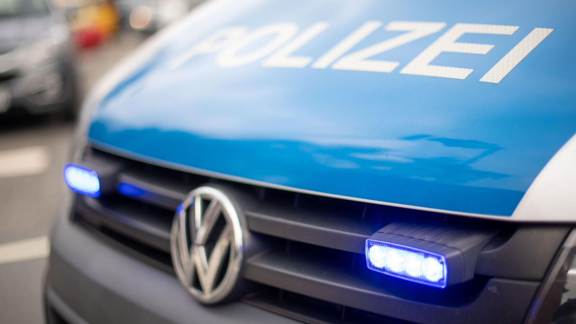 Ein Polizei-Einsatzfahrzeug sperrt während einer D