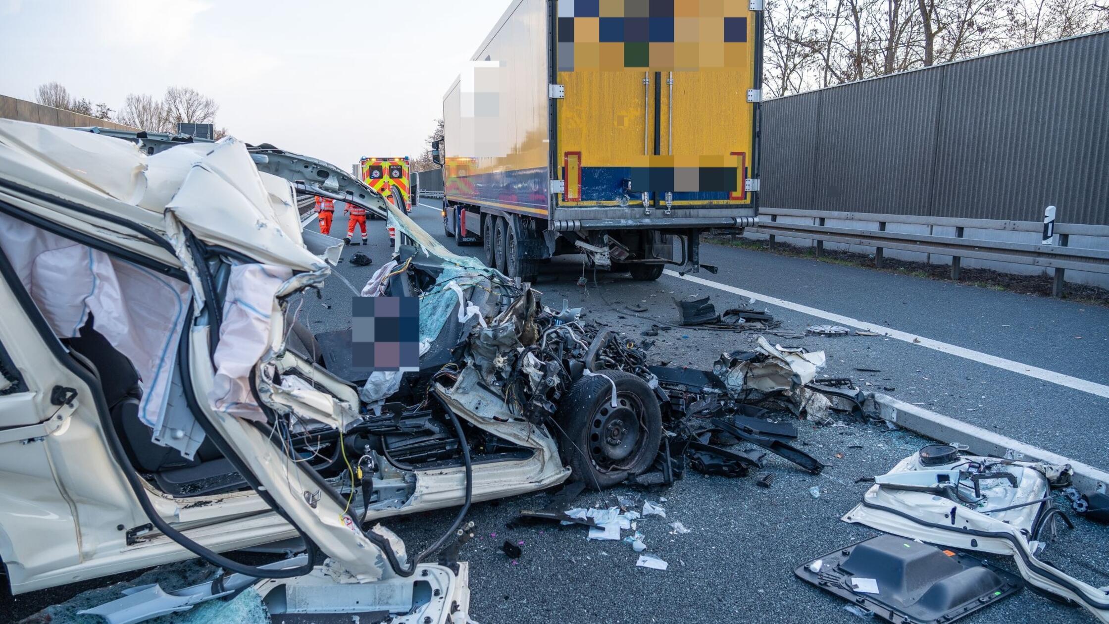 Taxi rast in stehenden Sattelschlepper: 68-jÃ¤hrig
