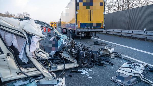 Taxi rast in stehenden Sattelschlepper: 68-jährig
