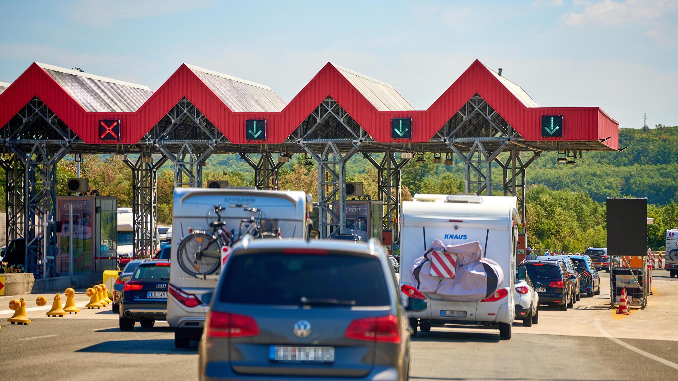 Mautstation in Kroatien: Urlauber und Reisende pas