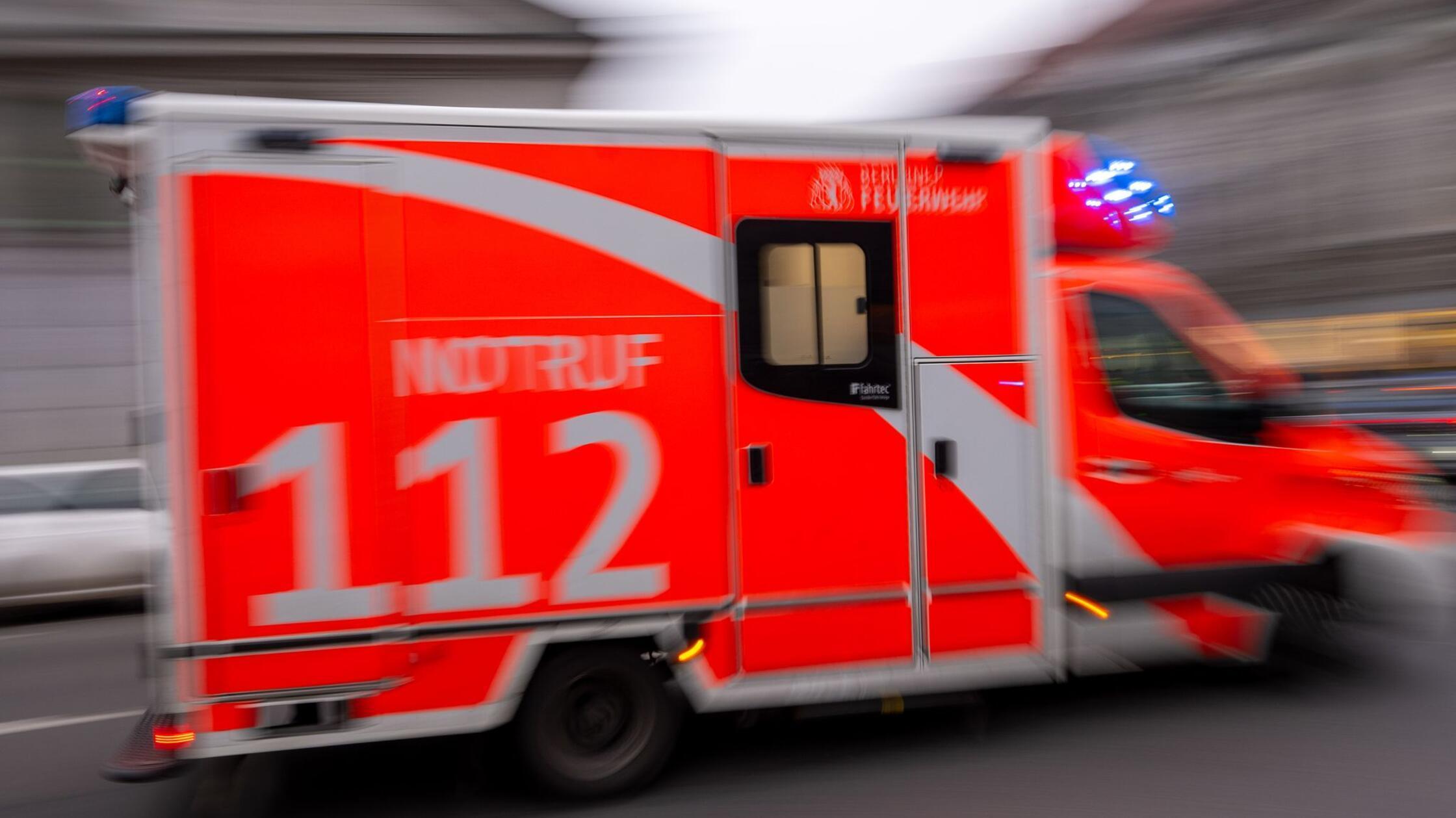 Ein Rettungswagen fährt mit Blaulicht zum Einsatz.