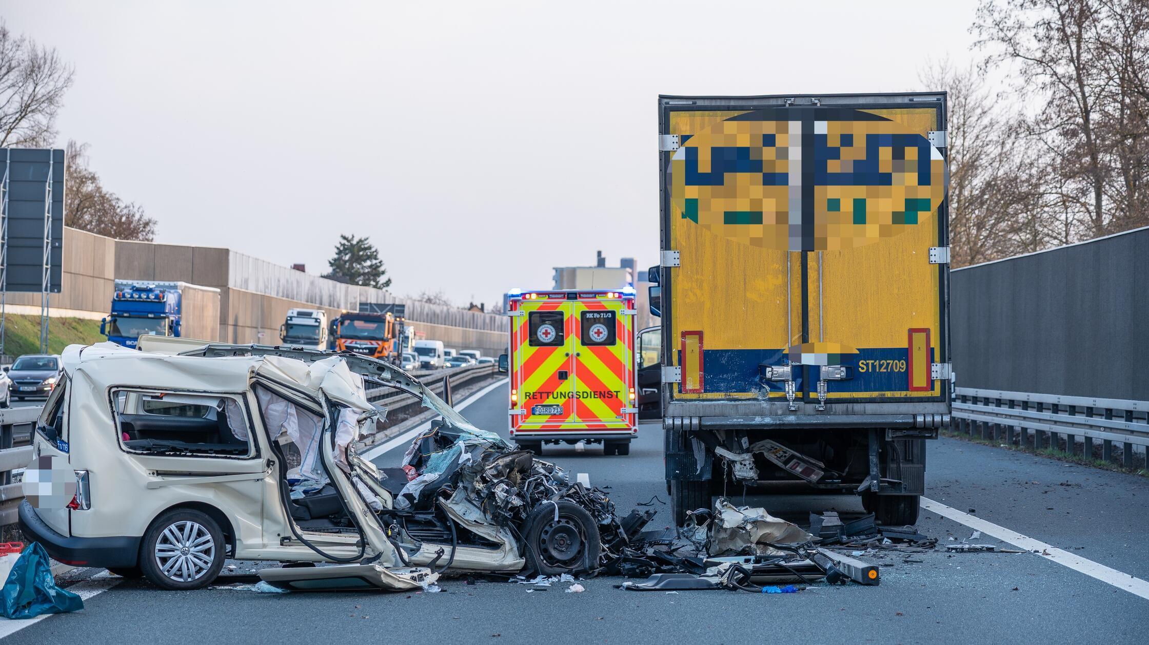Taxi rast in stehenden Sattelschlepper: 68-jÃ¤hrig