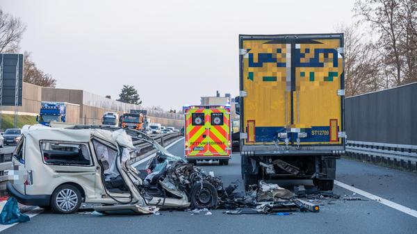 Taxi rast in stehenden Sattelschlepper: 68-jährig