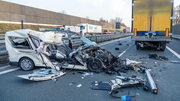 Das Fahrzeugwrack eines Taxis steht auf der Autoba