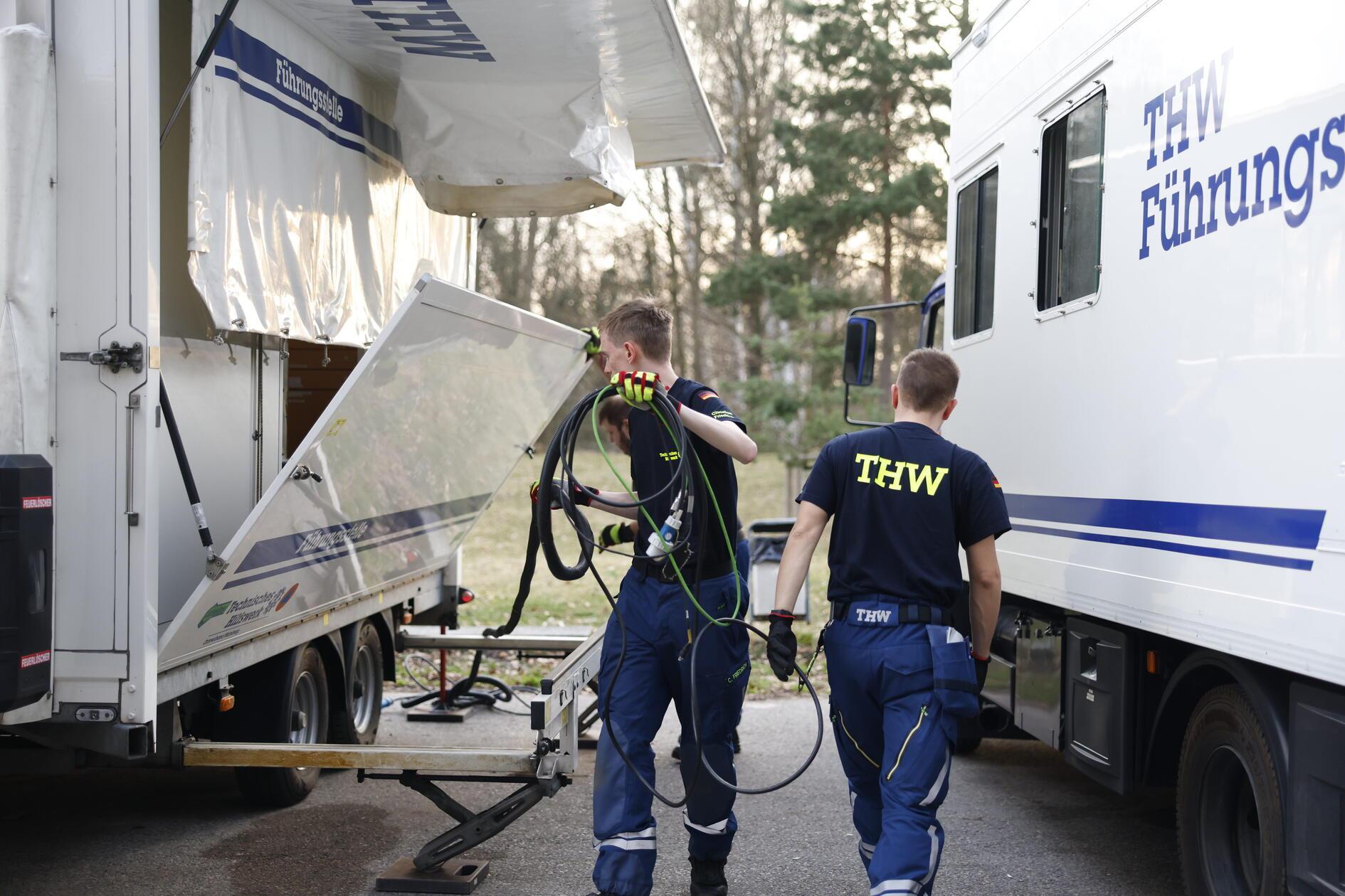 Derzeit sind etwa 40 Einsatzkräfte von Feuerwehr, Kampfmittelräumdienst, Polizei, Hilfsorganisationen und THW vor Ort.