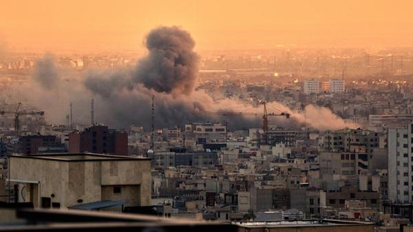 Eine Rauchwolke steigt nach einem amerikanisch-isr