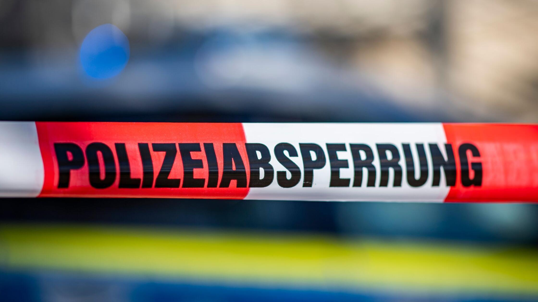 Ein Absperrband mit der Aufschrift «Polizeiabsperr
