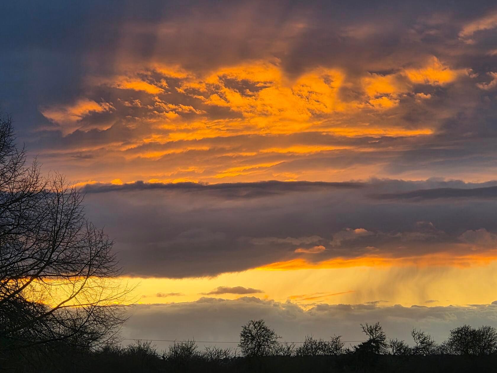 Nach dem regnerisch kalten Tag entsteht ein wunderschöner Sonnenuntergang, gesehen vom Albereuther Weg Richtung Oberreichenbach.