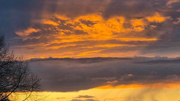 Nach dem regnerisch kalten Tag entsteht ein wunderschöner Sonnenuntergang, gesehen vom Albereuther Weg Richtung Oberreichenbach.