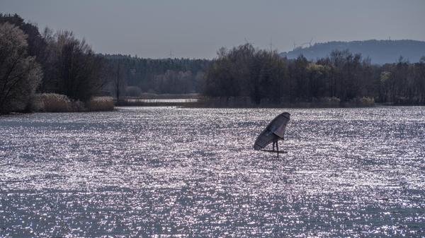 Mutiger Surfer bei steifer Brise am Großen Rothsee.