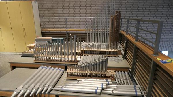 Frühjahrsputz in St. Nikolaus, Wendelstein, aufgenommen vom Organisten.