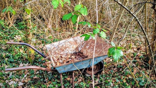 Im Wald zwischen Schwabach und der Maisenlach. Ein schönes Naherholungsgebiet – das braucht bitte schön keinen Lagerplatz für eine Schubkarre. Das geht auch anders. Bitte merken!