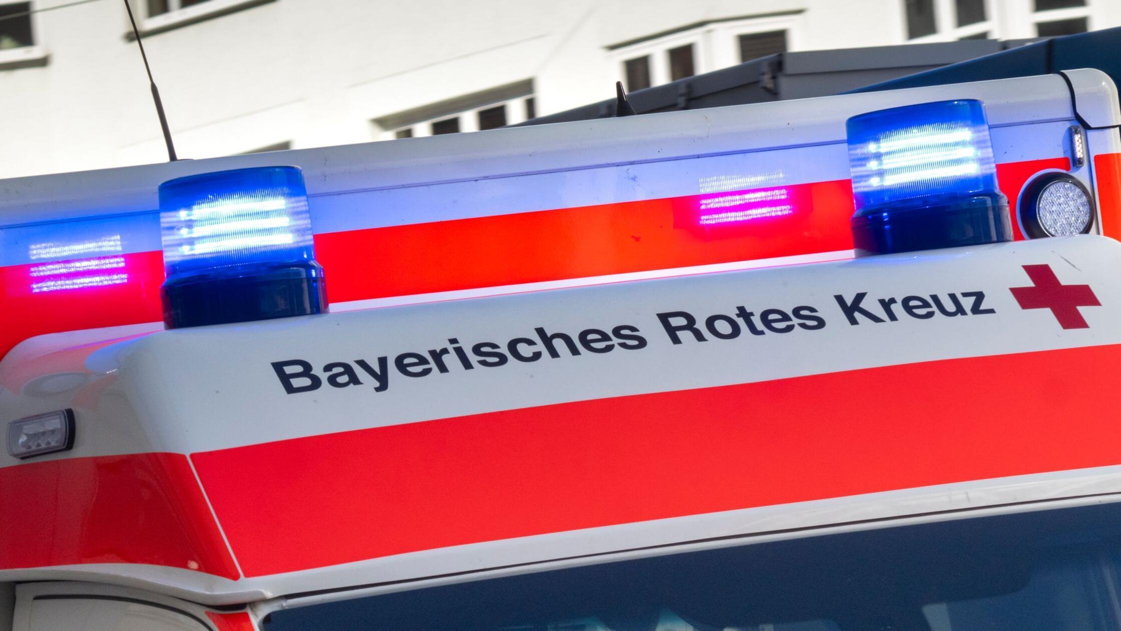 Ein Krankenwagen des Bayerischen Roten Kreuz fährt