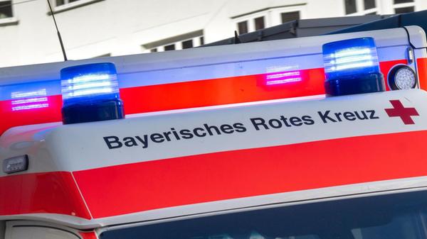 Ein Krankenwagen des Bayerischen Roten Kreuz fährt