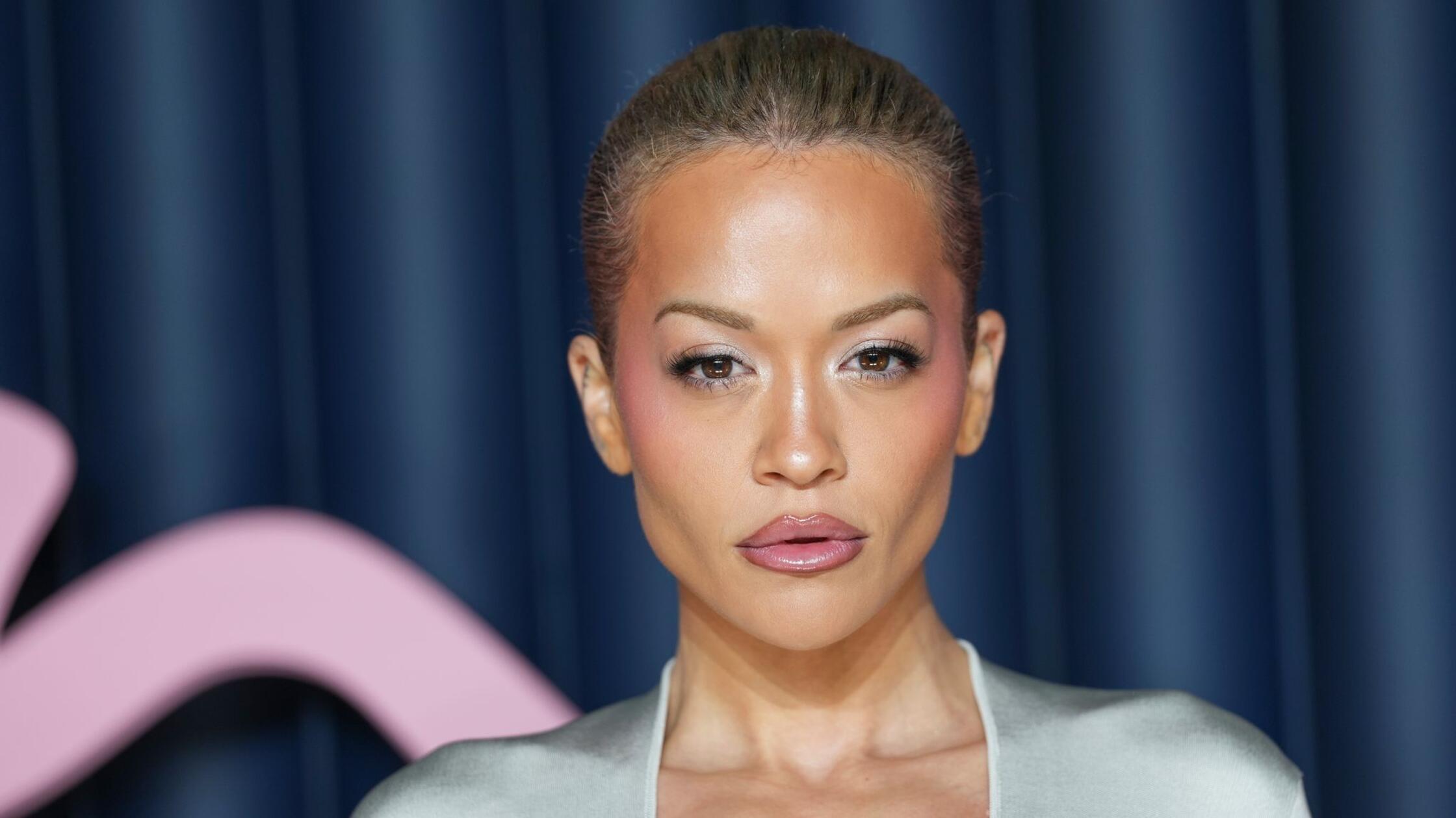 Rita Ora kommt zu den «The Fashion Awards 2025». D