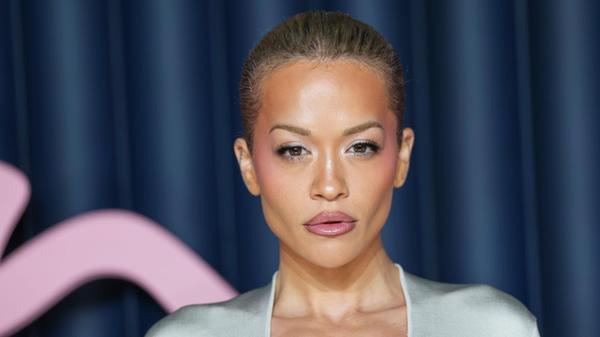 Rita Ora kommt zu den «The Fashion Awards 2025». D