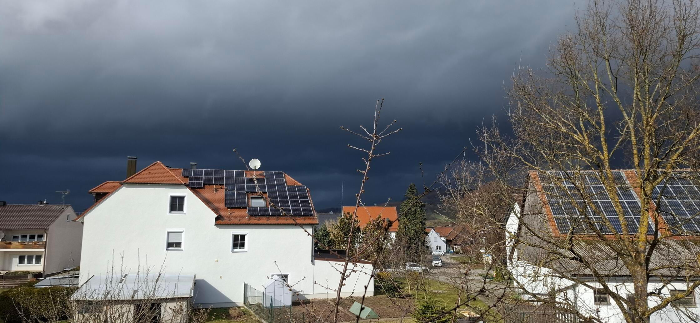 Den dunklen Himmel über Berg konnte Leser Richard Leupold fotografieren.