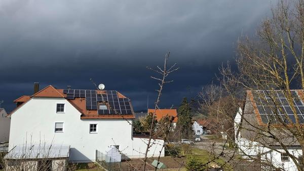 Den dunklen Himmel über Berg konnte Leser Richard Leupold fotografieren.