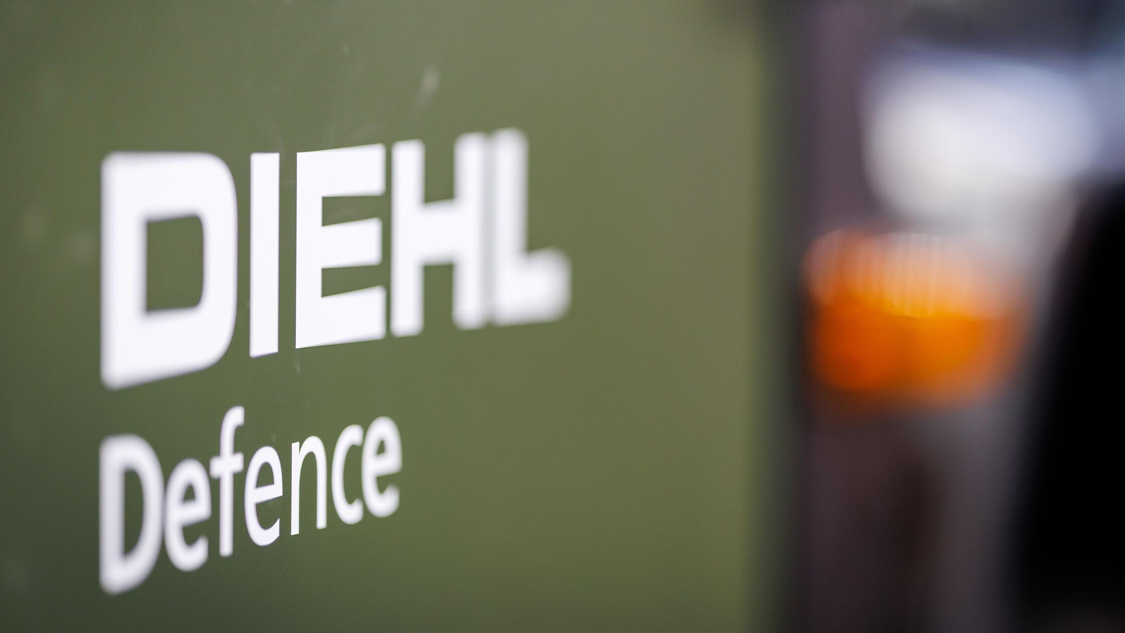 Der Logo-Schriftzug der Firma Diehl Defence ist be
