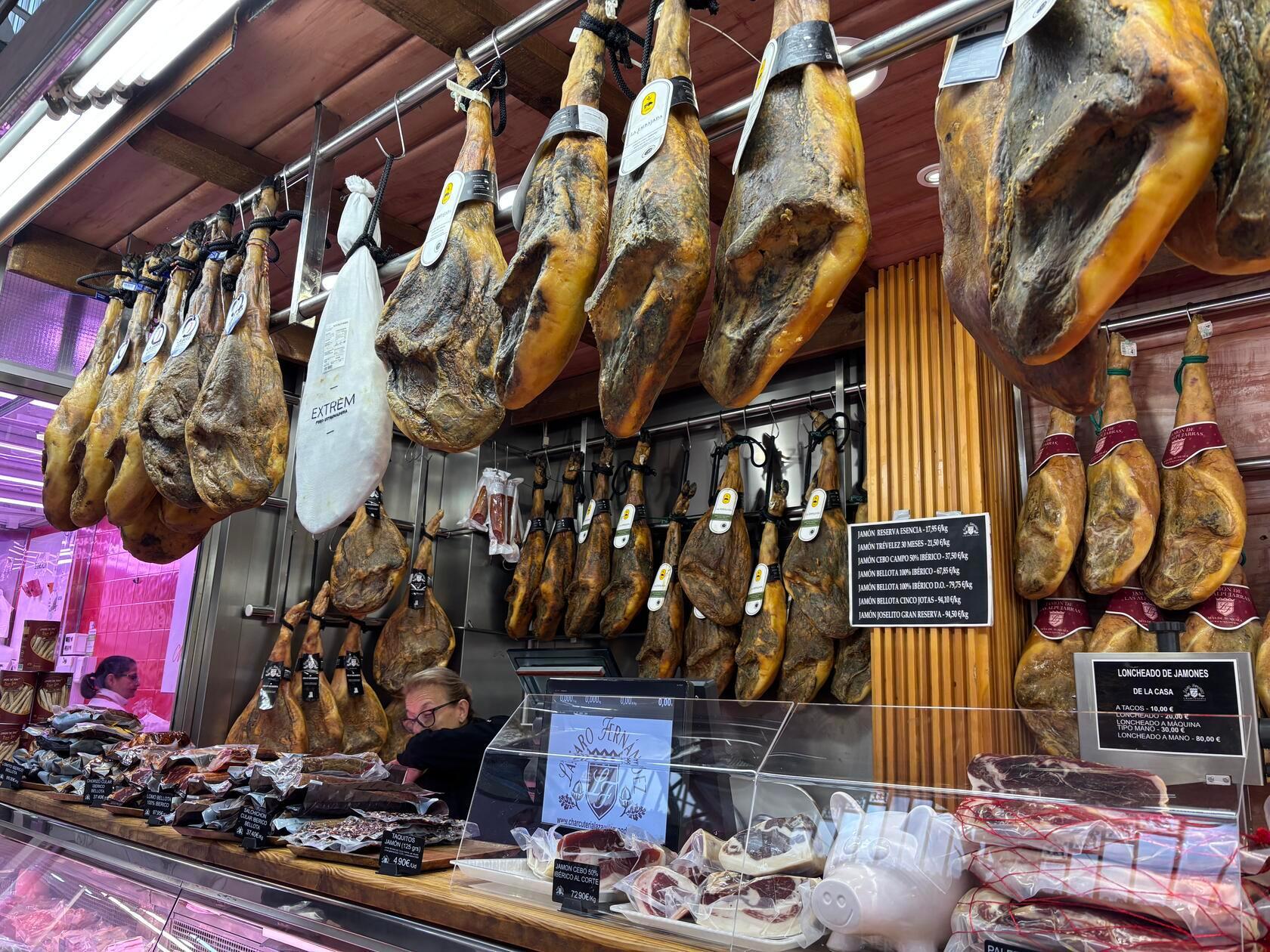 Die riesigen Schinken sind, wie überall in Spanien, auch hier ein beliebtes Fotomotiv.