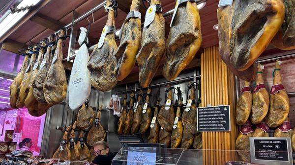 Die riesigen Schinken sind, wie überall in Spanien, auch hier ein beliebtes Fotomotiv.