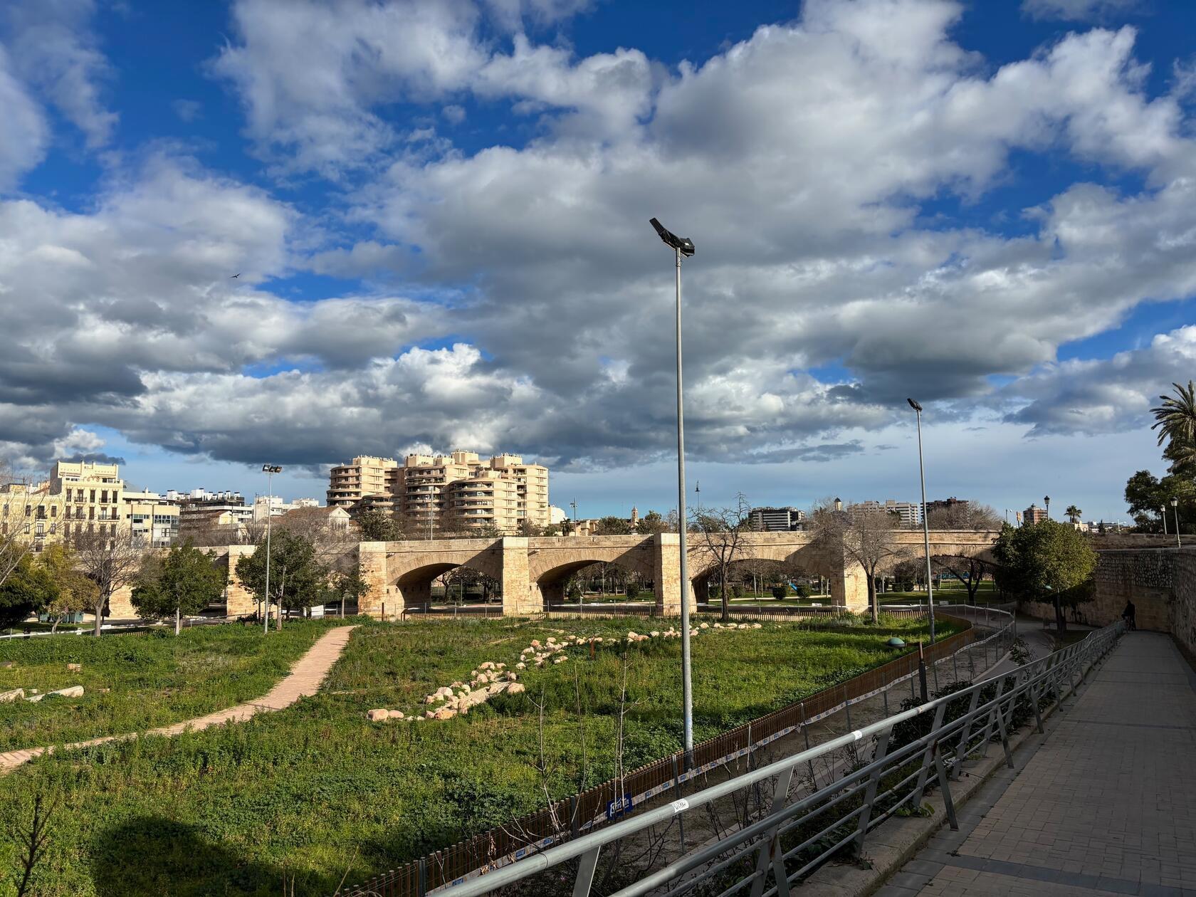 Der einstige Flusslauf ist heute eine neun Kilometer lange grüne Lunge: der Jardin del Turia - inklusive voll ausgebautem Radweg.