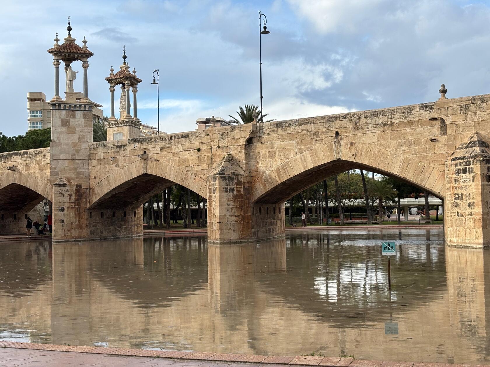 Der Großteil der insgesamt 18 Brücken im Jardin del Turia wurde aus der einstigen Stadtmauer errichtet.