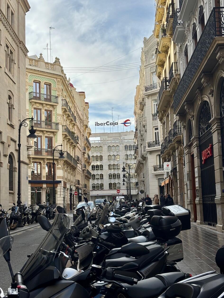 Typisch für eine europäische Großstadt. Ungezählte Motorroller und Motoräder, die manchen Straßenzug bestimmen.