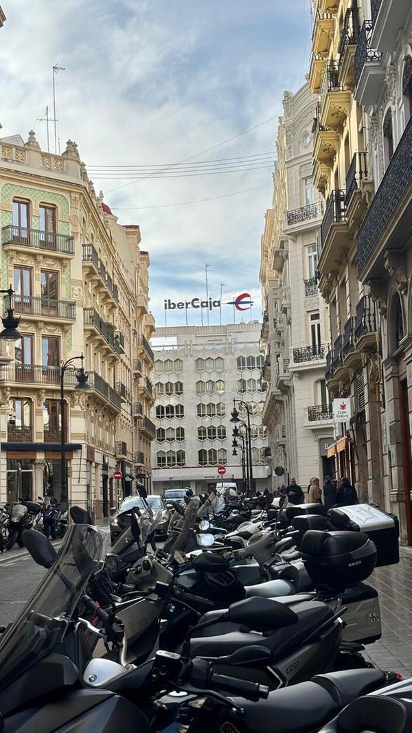 Typisch für eine europäische Großstadt. Ungezählte Motorroller und Motoräder, die manchen Straßenzug bestimmen.