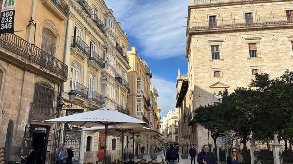Kleine Cafés und Bars bereichern das malerische Ensemble der Stadt.