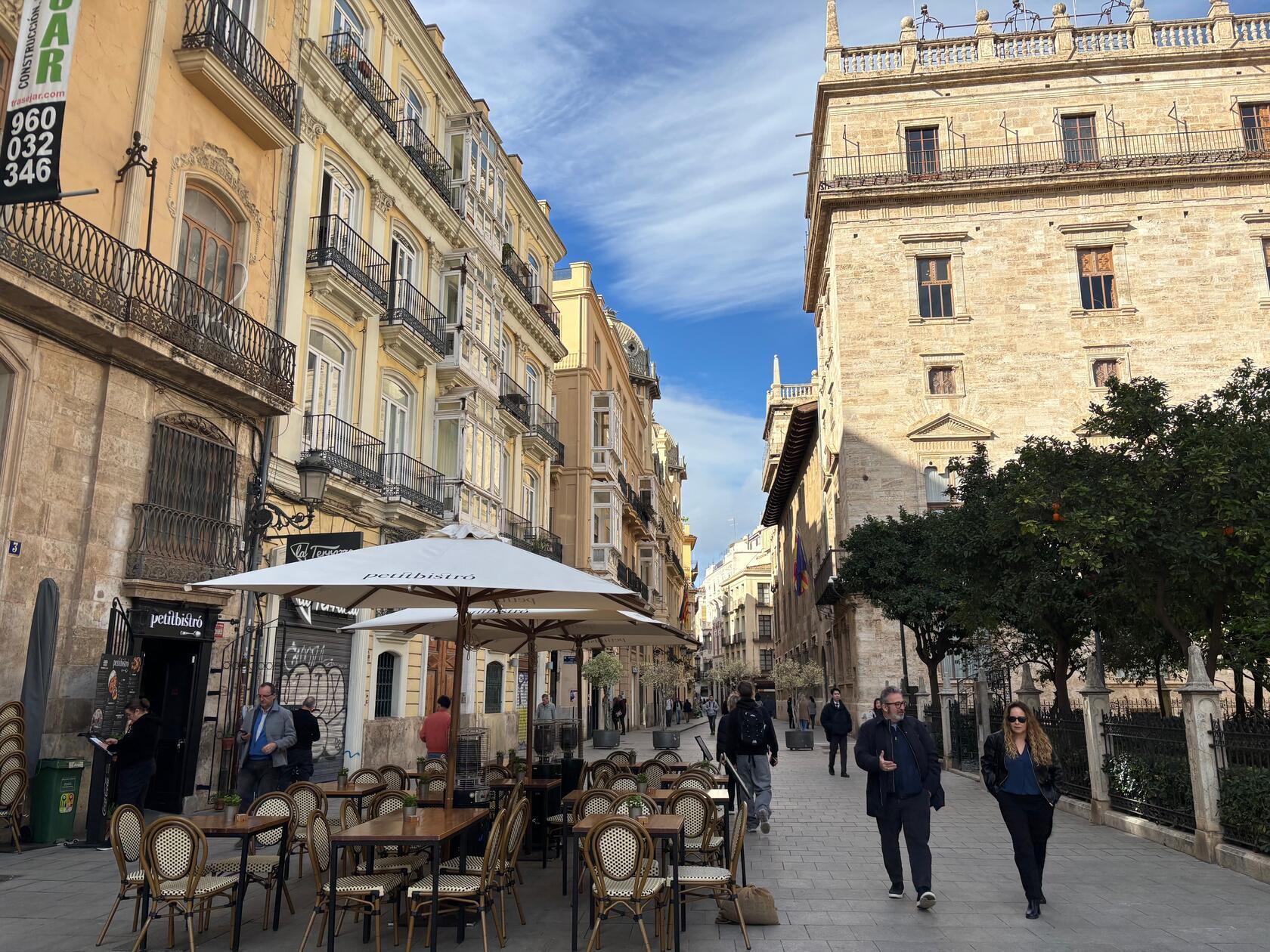 Kleine Cafés und Bars bereichern das malerische Ensemble der Stadt.
