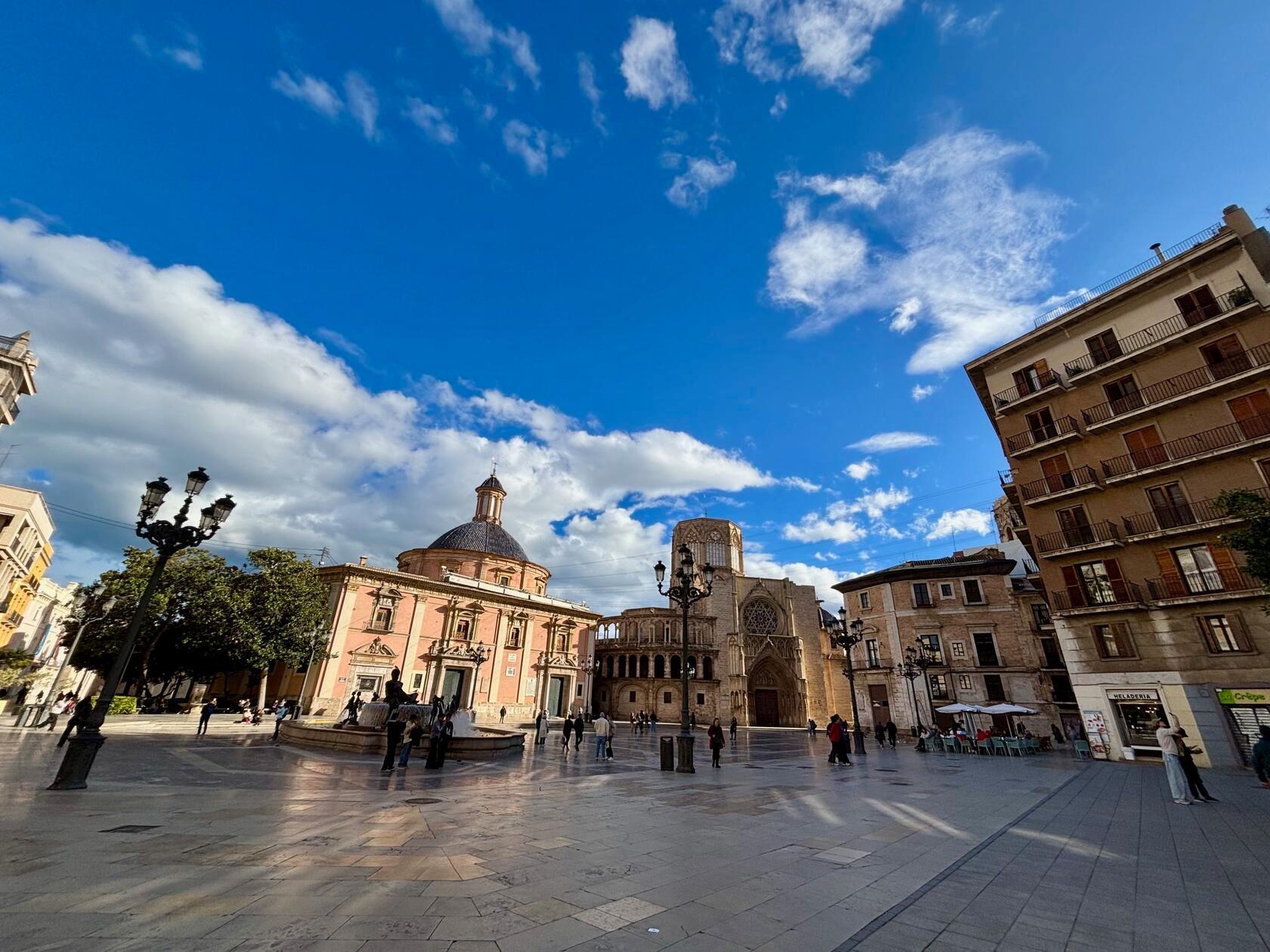 Die große Plaza De La Virgen mit der mächtigen Kathedrale in der Altstadt von Valencia.