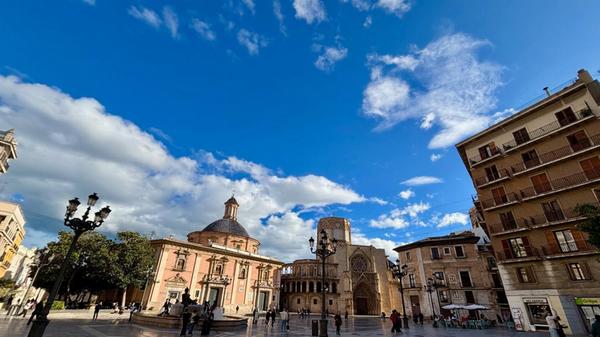 Die große Plaza De La Virgen mit der mächtigen Kathedrale in der Altstadt von Valencia.