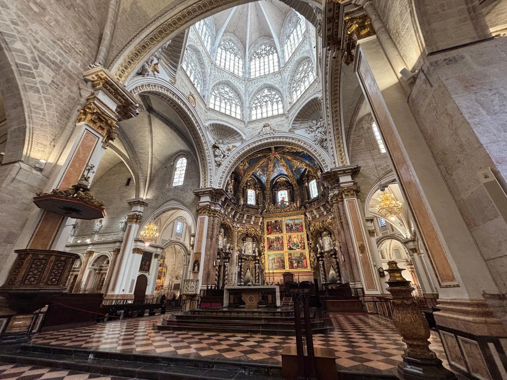 Die Kathedrale mit ihrer beeindruckenden Kuppel sollte bei einem Valencia-Besuch auf dem Programm stehen.