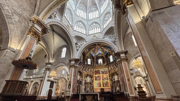 Die Kathedrale mit ihrer beeindruckenden Kuppel sollte bei einem Valencia-Besuch auf dem Programm stehen.